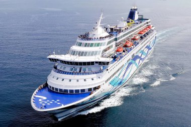 Açık denizde kükreyen büyük bir gemi..