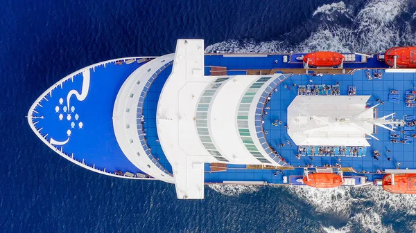 Большой круизный корабль, ревущий через открытое море . — стоковое фото