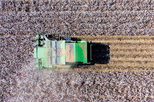 Luchtfoto van een grote katoenplukker die een veld oogst. — Stockfoto