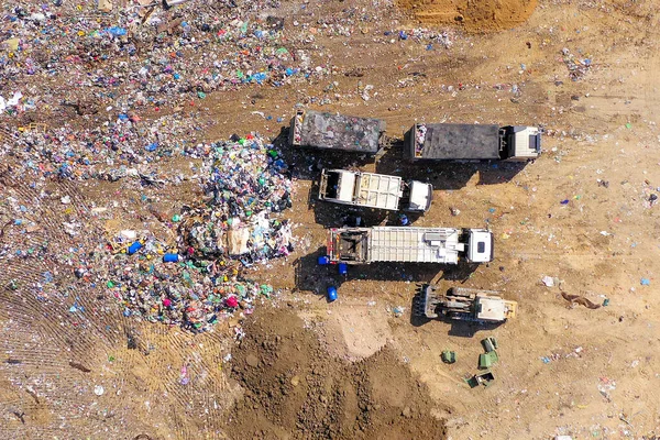 Filmagem aérea de cima para baixo de um aterro municipal de resíduos sólidos . — Fotografia de Stock