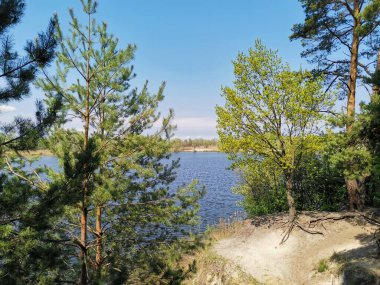 Bir bahar gününde göl