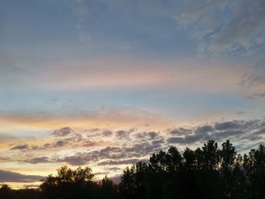 Akşam gökyüzü gün batımında