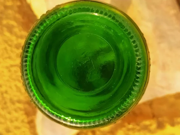 Yeşil cam şişenin dibi.