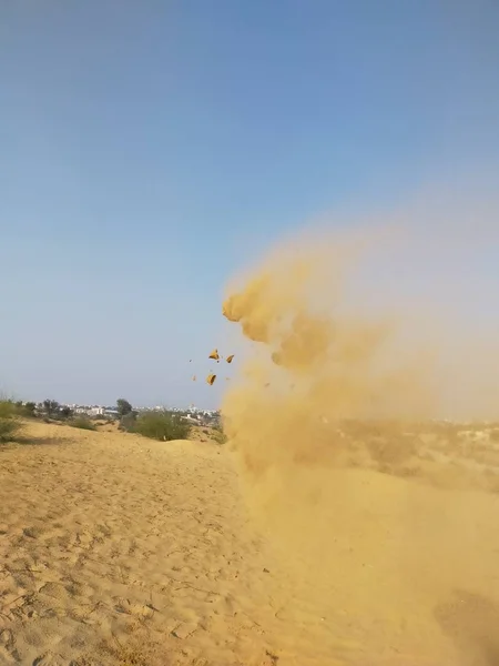 Rajasthan 'ın kum tepelerindeki kum dalgalarının görüntüsü