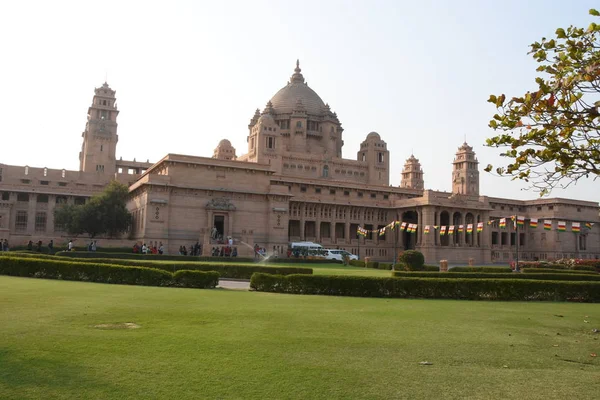 Jodhpur, Rajasthan 'daki çalılıkların ortasından Umaid Place manzarası