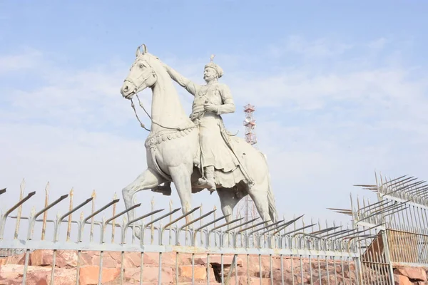 Jodhpur 'un Chidiyakut Tepesi' ndeki Jaswant Thada 'daki Rao Jodha heykeli.