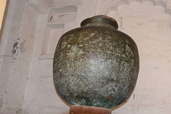 Jodhpur 'un Chidiyakut Tepesindeki Maherangarh Kalesi' nde silah ve çömlek manzarası