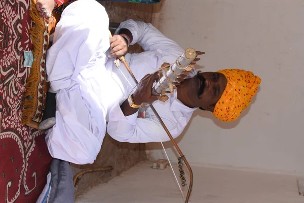 Rajasthani kıyafeti ve uzun bıyık.