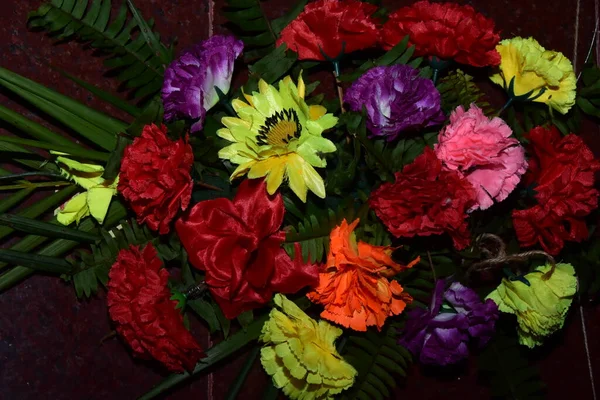 Renkli çiçeklerden yapılmış plastik buket