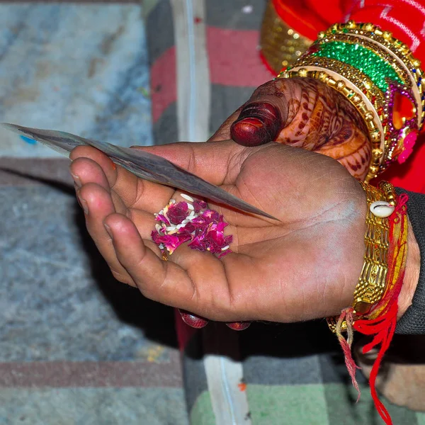 Roupie Indienne Dans Les Mains Marié Dans Mariage Indien — Photo