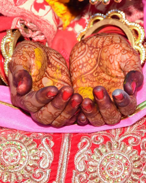 Жовті Руки Нареченої Індійському Весіллі — стокове фото