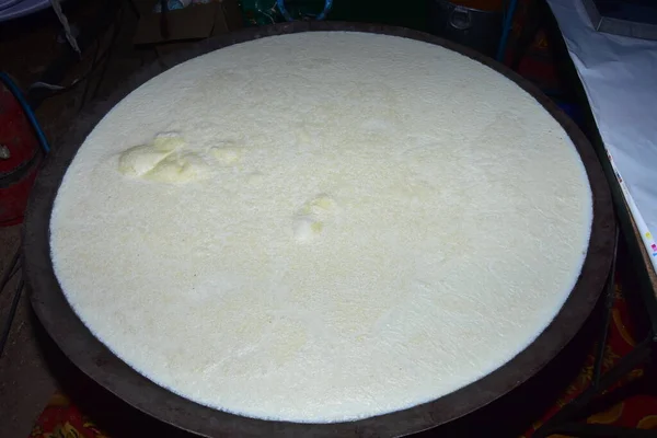 Safranlı kremalı süt ve demir tavada badem.