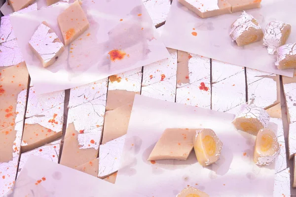 Rajasthan 'ın ünlü fıstıklı bademli katli barfi' si.