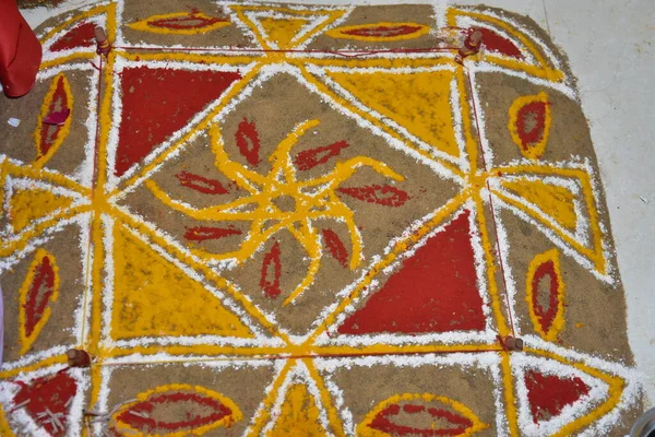 Hint düğününde yapılan renkli rangoli.