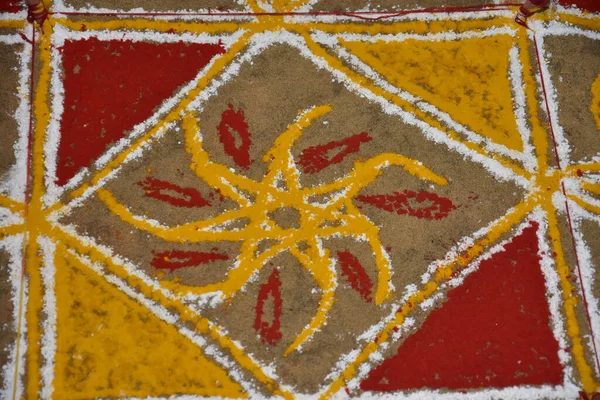 Hint düğününde yapılan renkli rangoli.