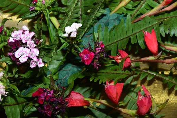 Renkli çiçeklerden yapılmış plastik buket