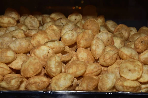 Hint pazarında bir el arabasına yerleştirilmiş Golgappas manzarası