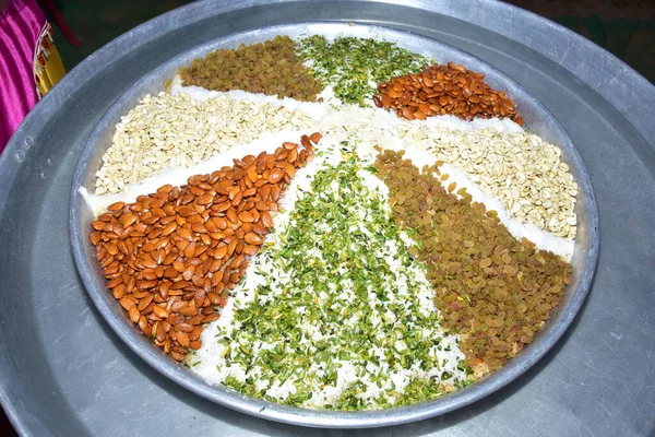 Badem, Kanju, Kuru üzüm ve Pistachio Gum Pak Pudingi bir düğünde