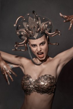 Kız Medusa headdress siyah bir zemin üzerine altın renk