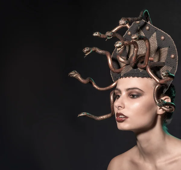 Kız Medusa headdress siyah bir zemin üzerine altın renk