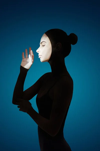 Silhouette eines Mädchens auf blauem Hintergrund — Stockfoto
