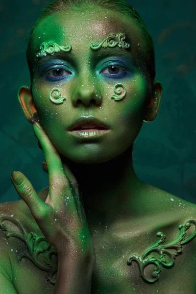 Chica con maquillaje verde creativo en la imagen de un espíritu del bosque — Foto de Stock