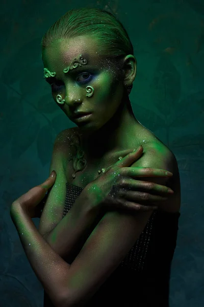 Дівчина з креативним зеленим макіяжем в образі лісового духу — стокове фото