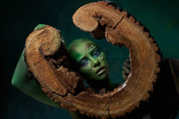 Lány kreatív zöld smink a kép egy erdei szellem — Stock Fotó