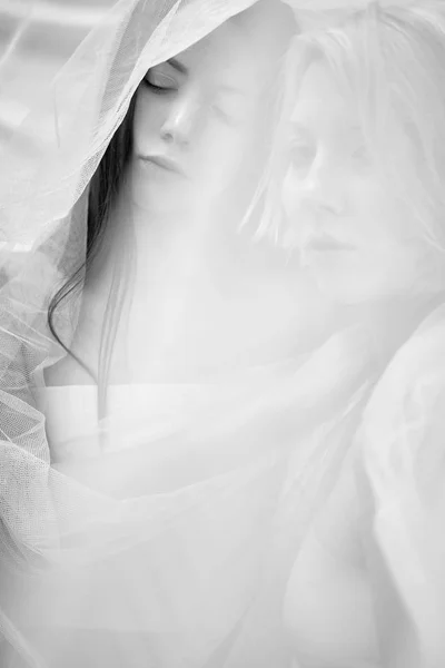 Портрет черно-белой девушки в тумане — стоковое фото