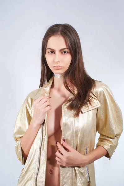 Stüdyoda altın ceketli ve gümüş pantolonlu güzel bir kız var. — Stok fotoğraf