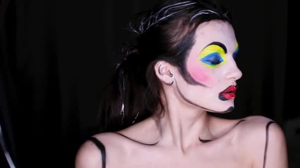 Chica con el arte pop maquillaje — Vídeo de stock