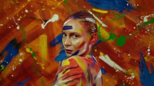 Pintura multicolorida brilhante no corpo de uma jovem mulher bonita — Vídeo de Stock