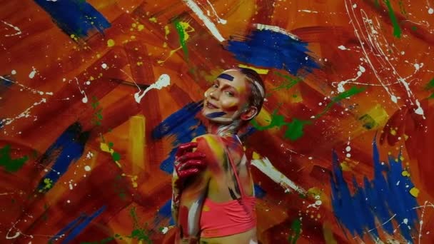 Bright multi-colored paint on the body of a young beautiful woman — Stock Video