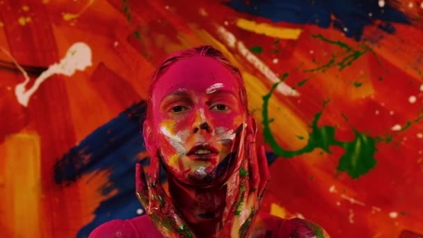 Brillante pintura multicolor en el cuerpo de una joven hermosa mujer — Vídeo de stock