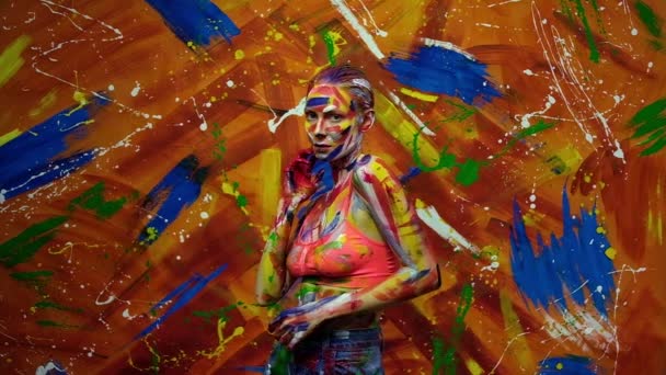 Bright multi-colored paint on the body of a young beautiful woman — Stock Video