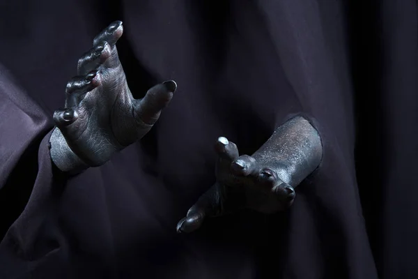 Dos hermosas manos de hombre en pintura plateada sobre un fondo negro — Foto de Stock