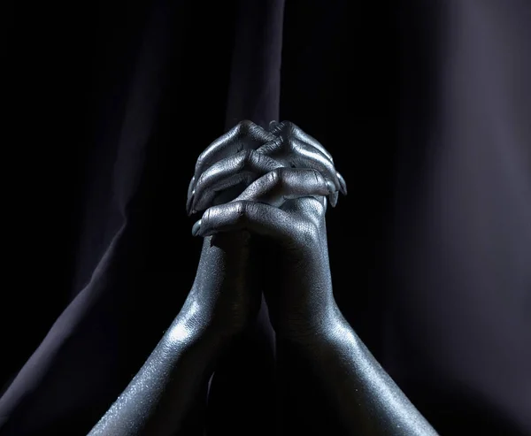 Dos hermosas manos de hombre en pintura plateada sobre un fondo negro — Foto de Stock