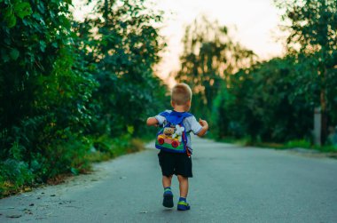 Çocuk geri bir sırt çantası ile gider