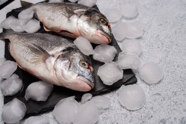 Tahtasında buz olan taze çiğ balığın yakın plan görüntüsü. 