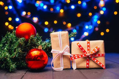 Noel arkaplanı hediye kutuları ve takılarla dolu. 