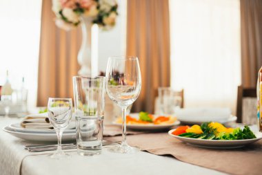 Servis edilen şenlik masasında boş bardakların yakın plan görüntüsü, seçici odaklanma