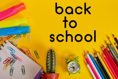 Okula çeşitli okul gereçleri ve eğitim konseptiyle geri dönüş.  