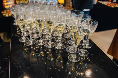 Şenlik masasında şampanya kadehlerinin yakın plan görüntüsü