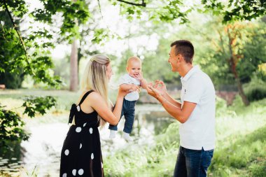  Yazın mutlu, genç bir aile ve erkek çocuk.