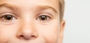 Kameraya bakan sevimli küçük çocuğun yakın görüntüsü.