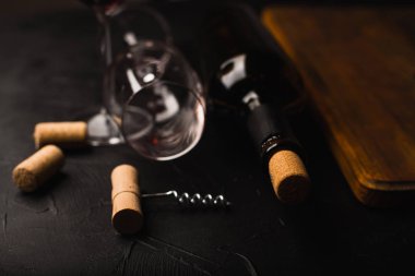 Şarap şişesi, bardak ve mantarlı tirbuşon yakın plan görüntüsü.  