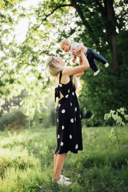 Mutlu anne parkta oğluyla oynuyor.