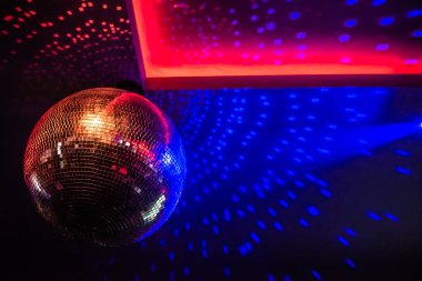 Parlak ışıltılı ışıltılı disko topu, gece partisi arka planı