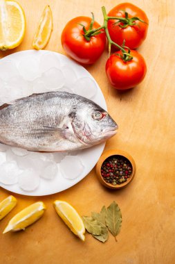 Lezzetli çiğ balık, limon, soğan ve baharatlar.