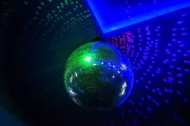 Parlak ışıltılı ışıltılı disko topu, gece partisi arka planı